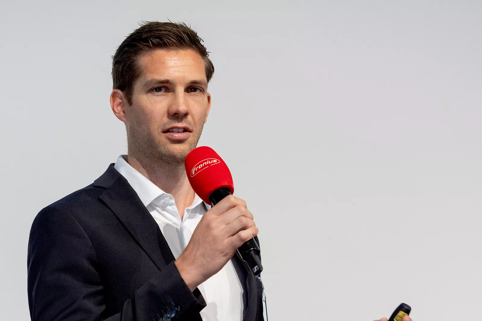 Mann moderiert mit einem Mikrofon