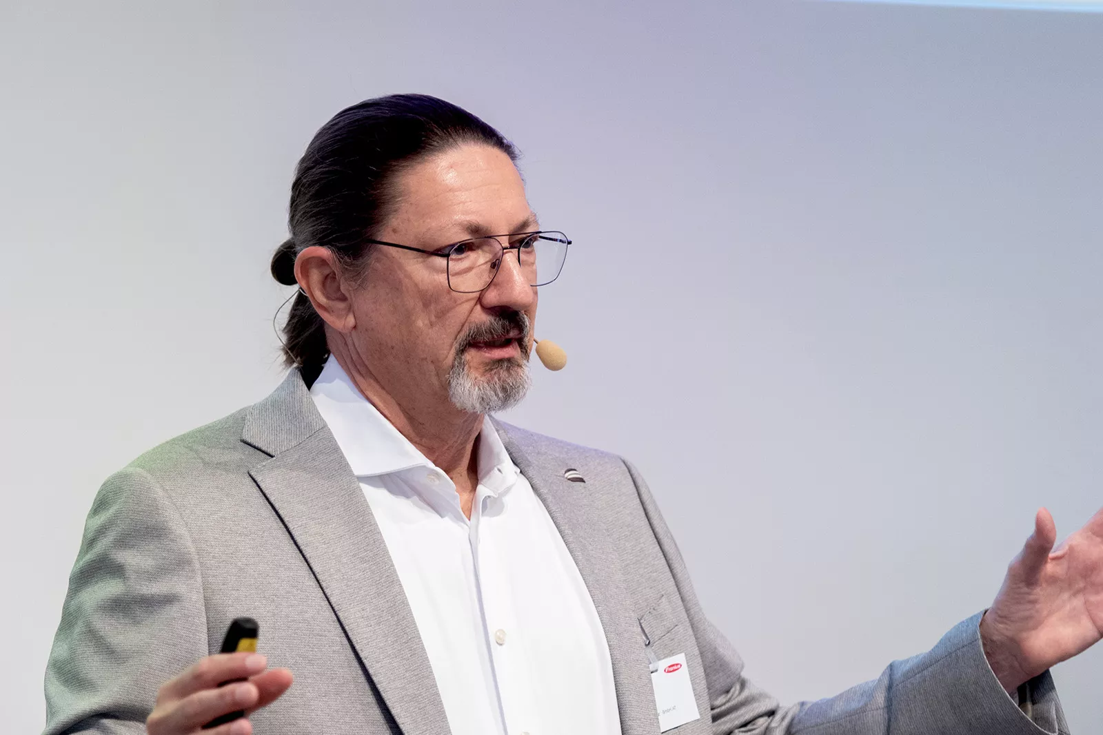 Mann moderiert mit einem Mikrofon