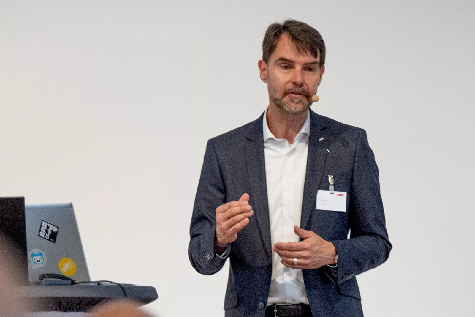 Mann moderiert mit einem Mikrofon
