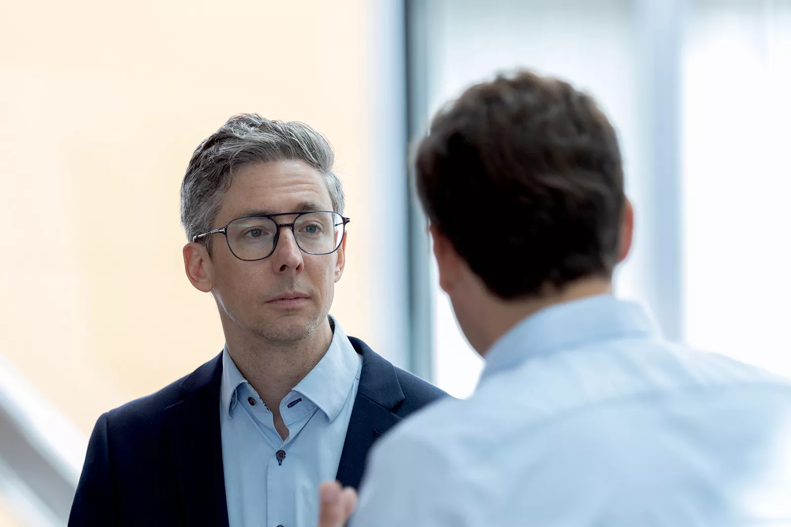 Zwei Männder während einer Diskussion