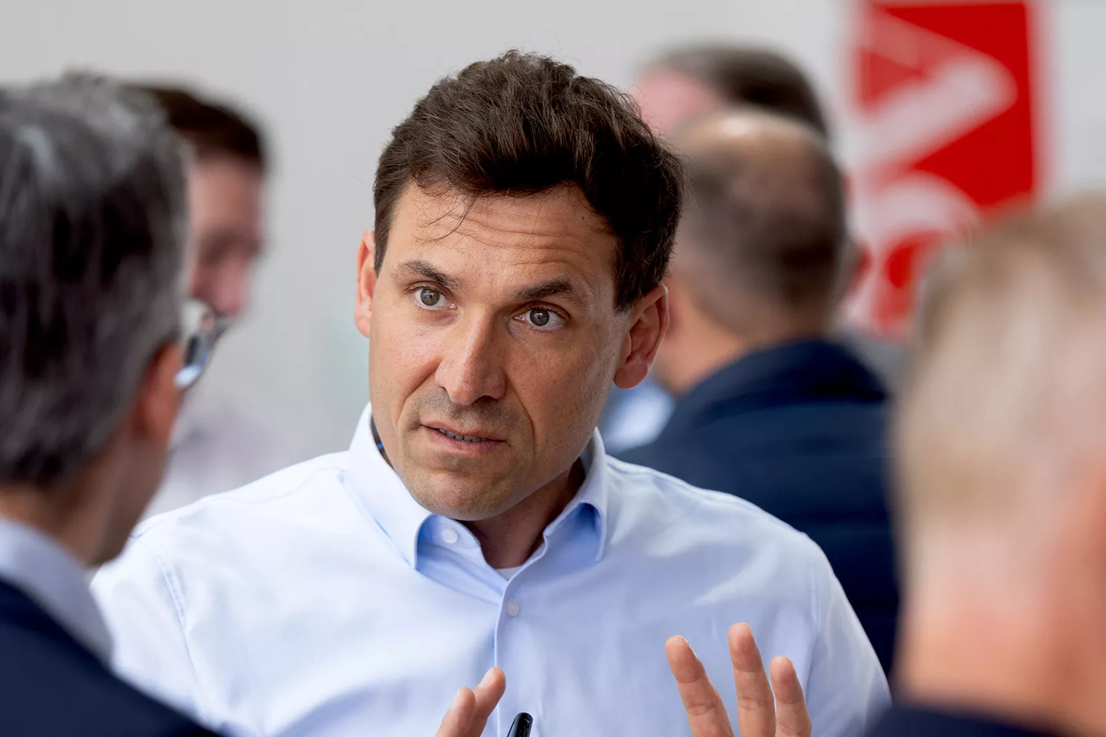 2 Männer diskutieren