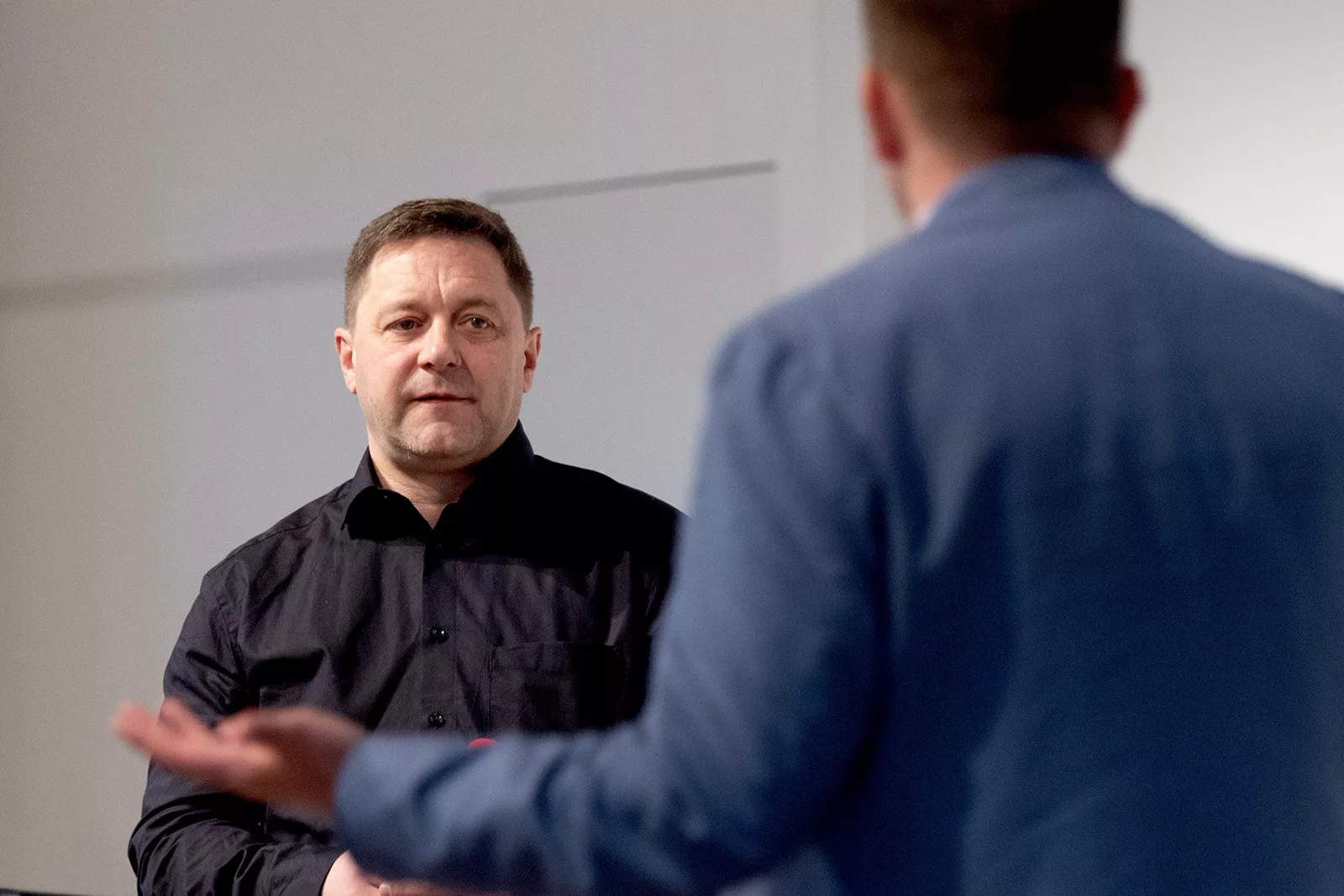 Zwei Männer während einer Diskussion